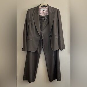 Tahari Arthur S Levine blazer and trousers size 8 petite in taupe / brown